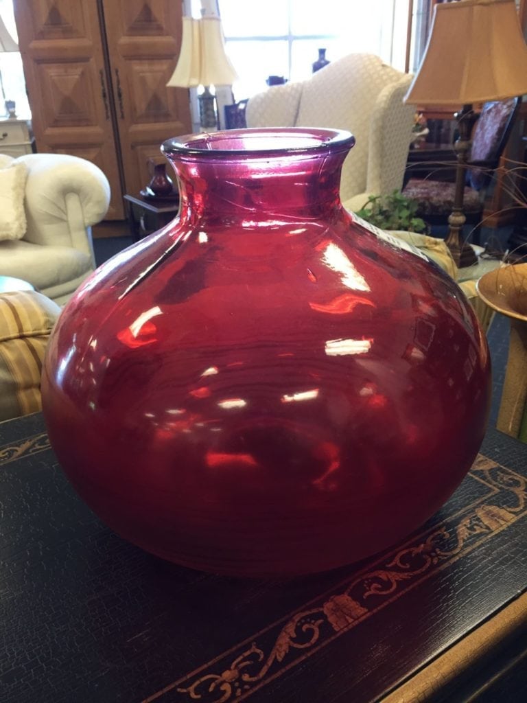 Beautiful Red vase • Add a splash of color to your family room. If red is your color you will want this one! With or without flowers it’s a beautiful accent.