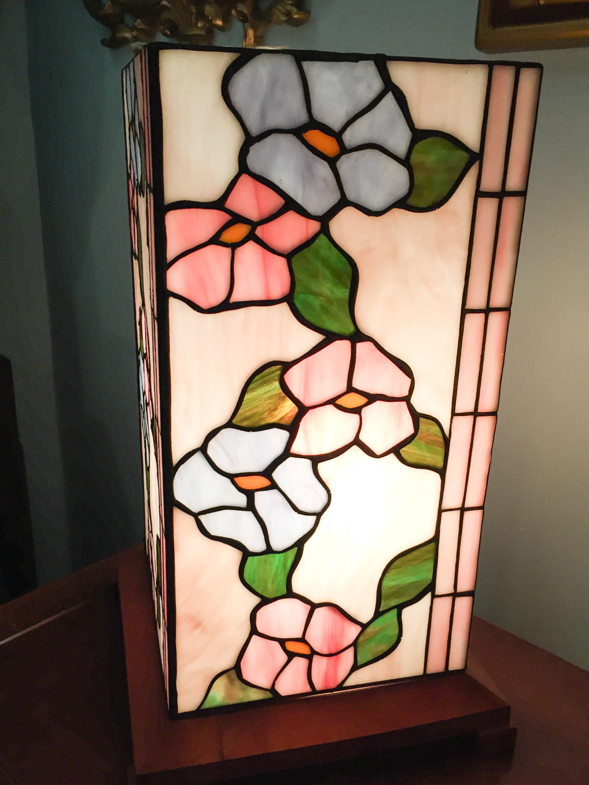 Flower Stained Glass Lamp •