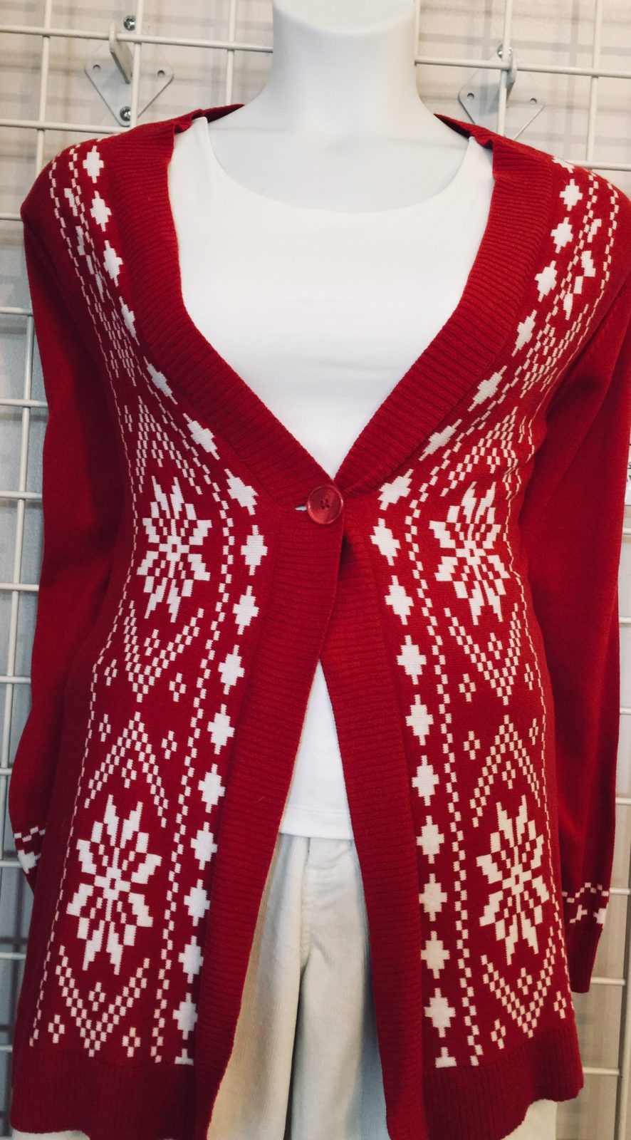 Red & White Christmas Sweater • Beautiful 1X sweater. Red with whites snowflake designs. Perfect for the holiday season!