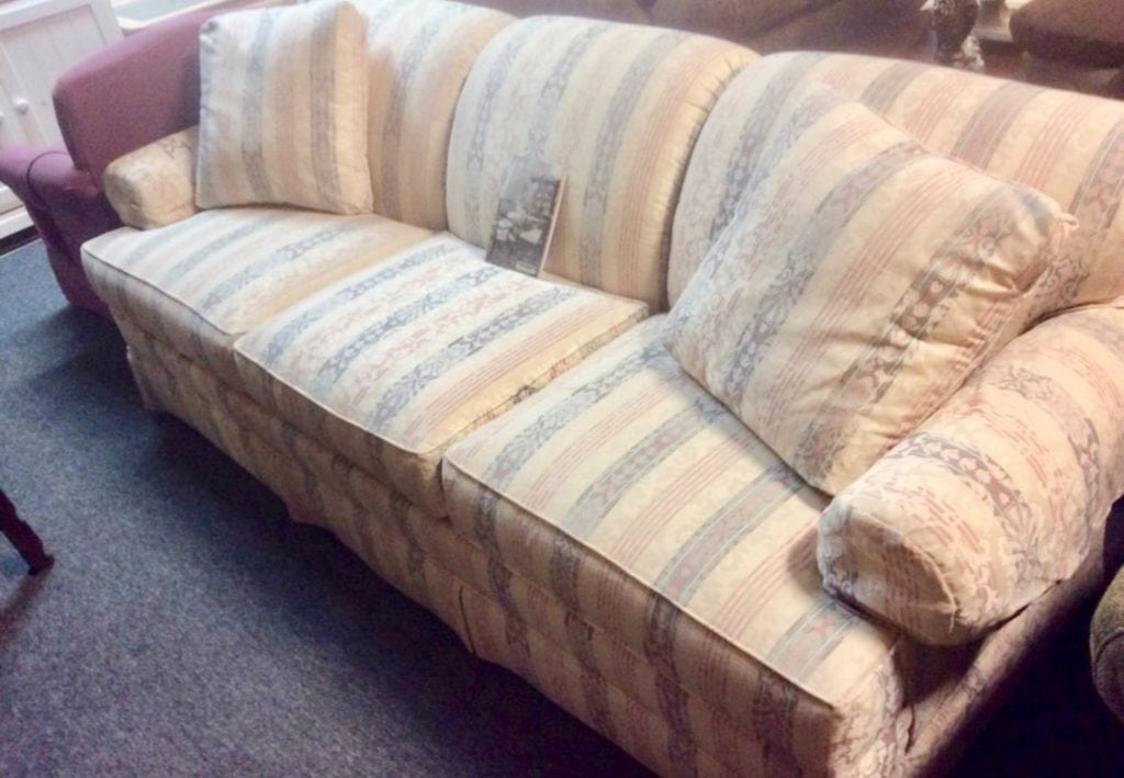 Thomasville sofa great shape • Great buy on this very gently used thomasville furniture brand sofa. Looks and sits brand new with original paperwork.