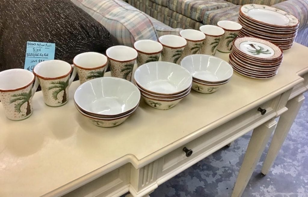 39 piece palm tree dinnerware • This is a 39 pc. Palm tree dinnerware set from totally today. 13 dinner plates, 10 salad plates, 9 mugs, 7 cereal bowls. Replacements unlimited retail on these pieces are $380.00
This set is less than half price of what The value is