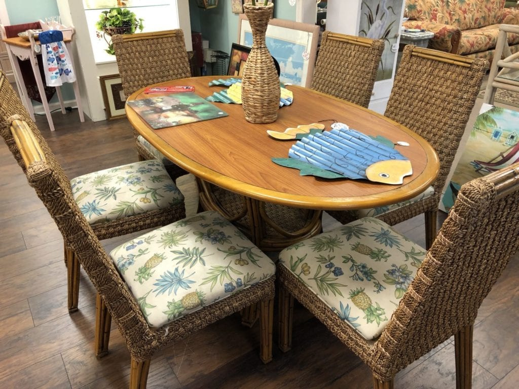 Oval Dining Set w/ 6 chairs • Beautiful oval dining table with 6 chairs. Chairs have a pineapple pattern fabric with a white background. Chairs are a woven rattan and very comfy.