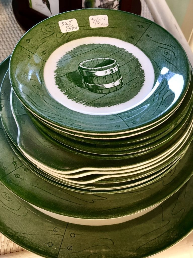 15 Piece Dnnerware Set • This beautiful vintage dinnerware set can be yours! Pretty green color and unique pattern.