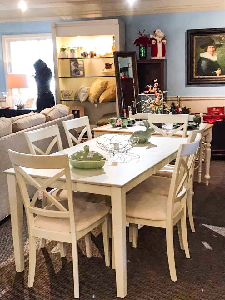 Beautiful White Table & Chairs • Beautiful table perfect for any kitchen or great for a condo. There are 6 cushioned chairs.